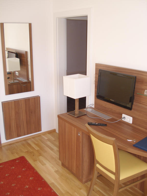 Hotel Almtalerhof Traun Room photo
