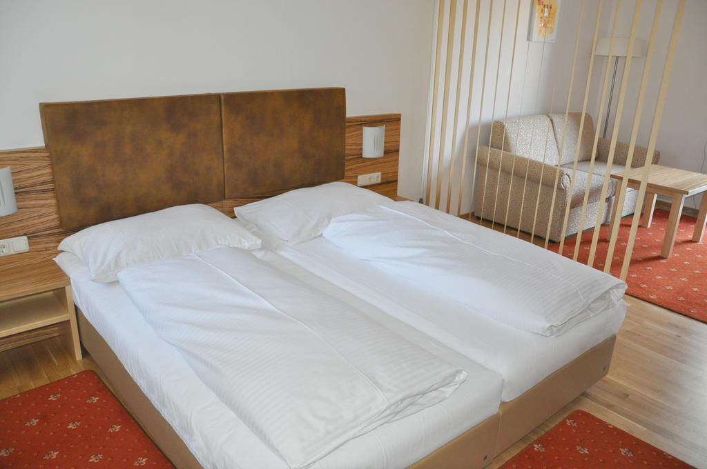 Hotel Almtalerhof Traun Room photo