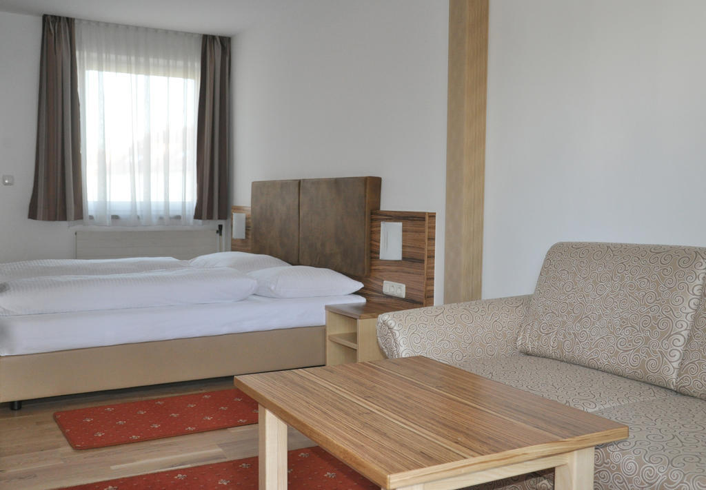 Hotel Almtalerhof Traun Room photo