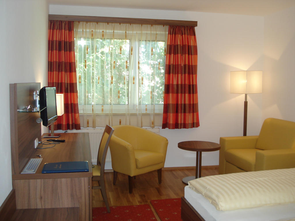 Hotel Almtalerhof Traun Room photo