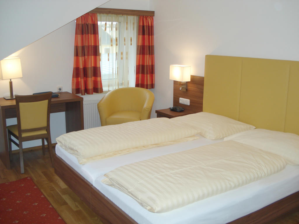 Hotel Almtalerhof Traun Room photo